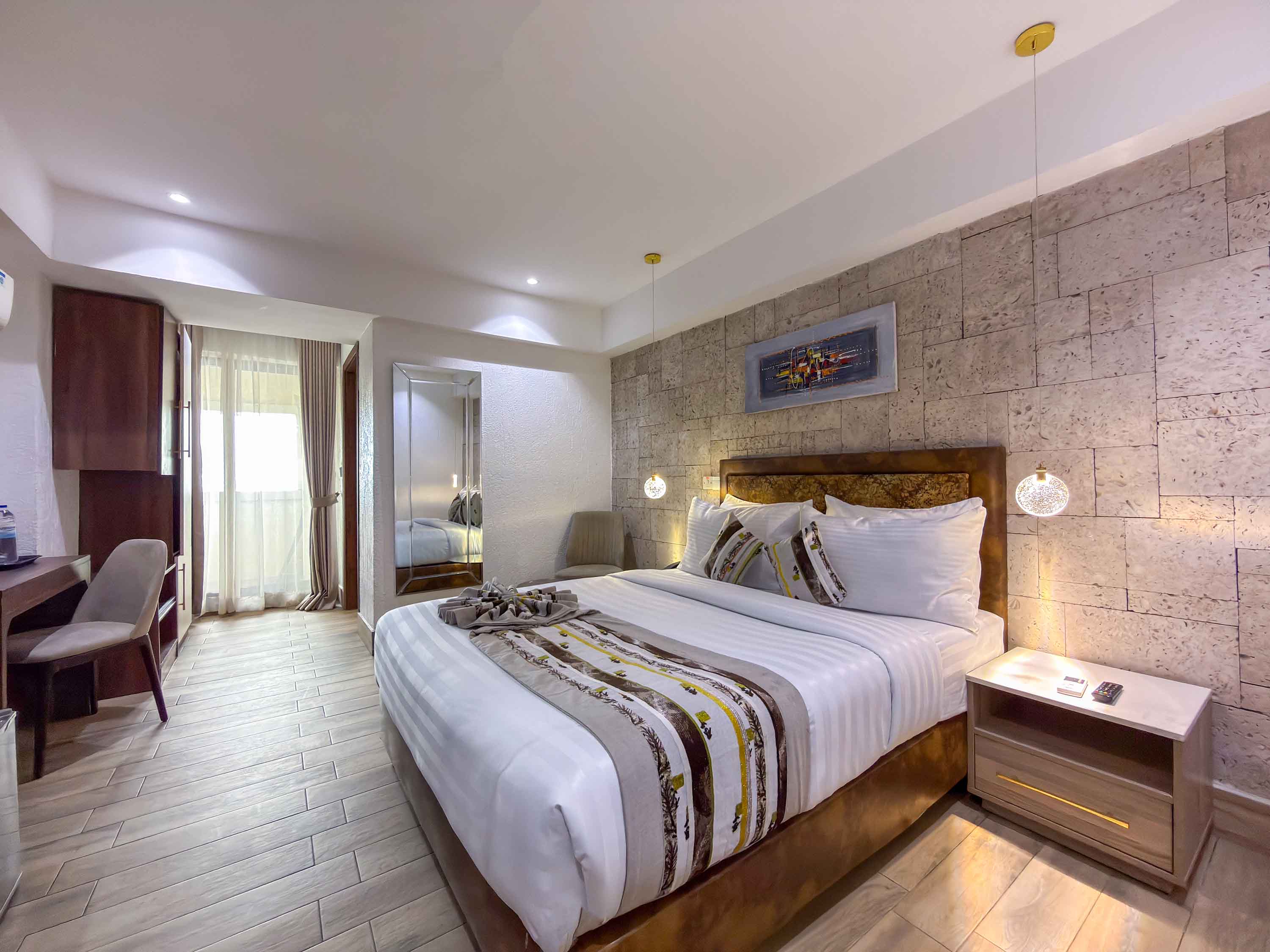 ADJOINING ROOM image